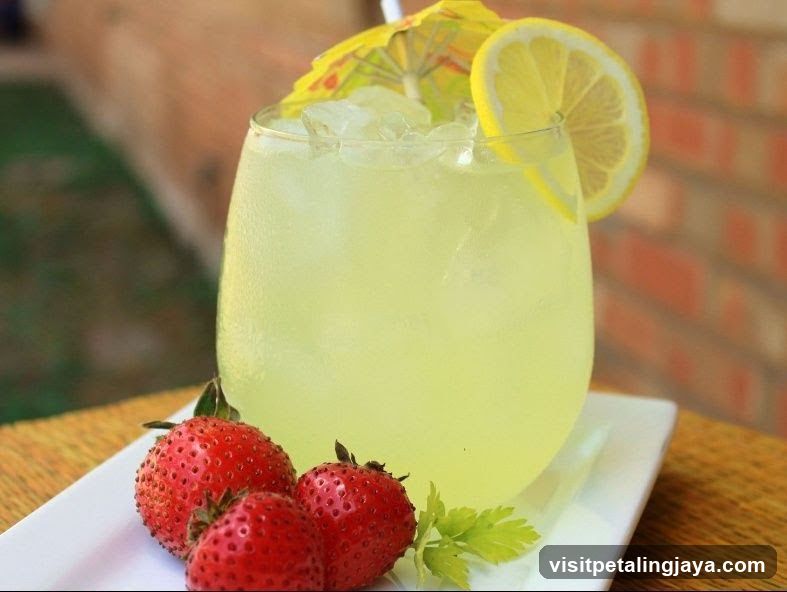 Strawberry Lemonade with Garnish