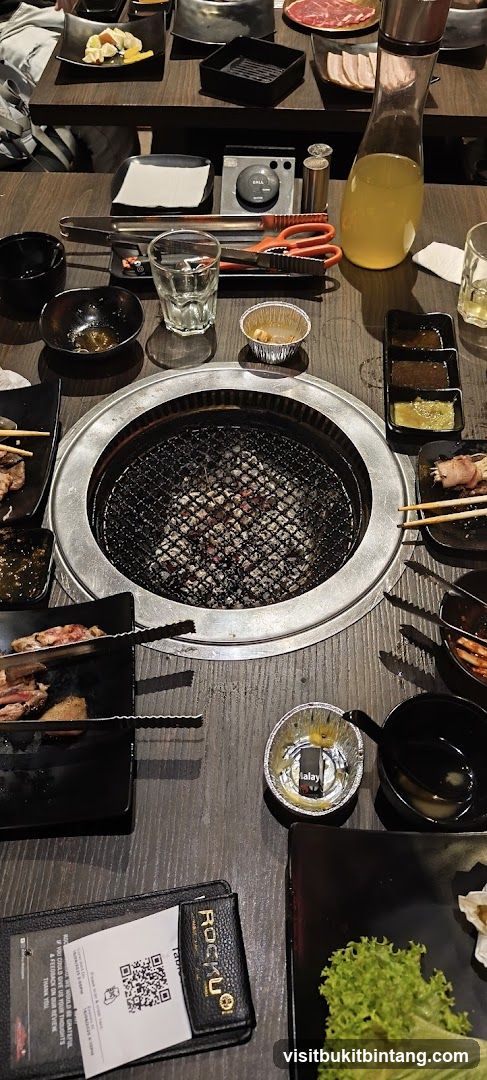 Table setting for a barbecue meal