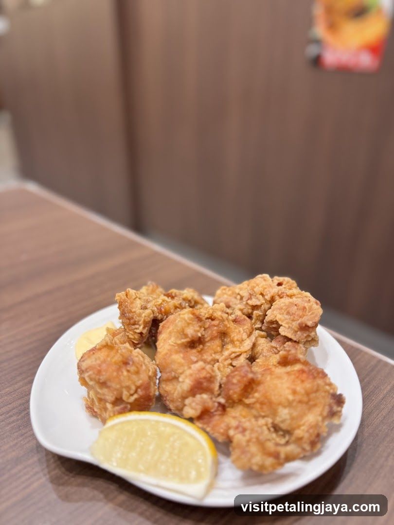 Fried Chicken with Lemon Wedge
