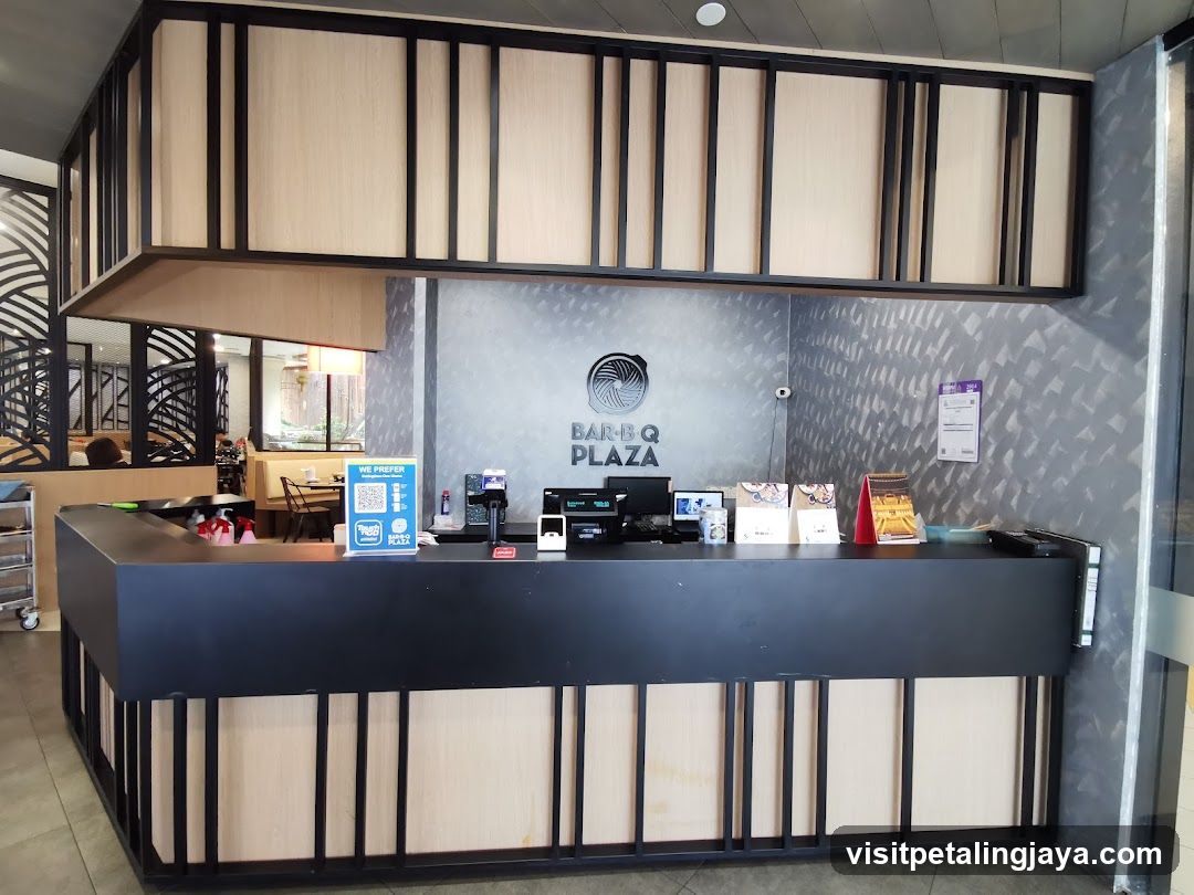 Banco Plaza Reception Desk
