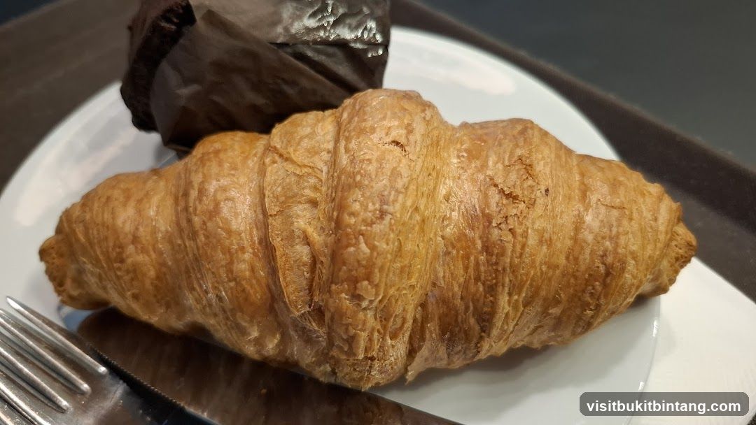 Croissant and Muffin