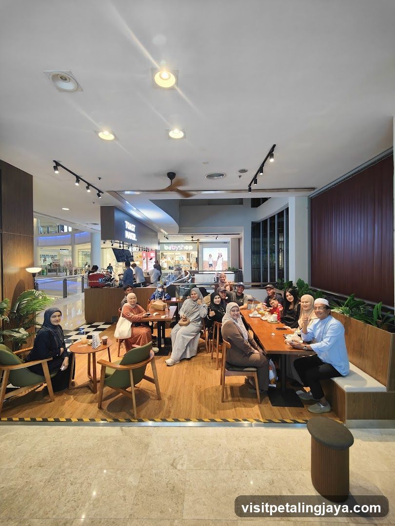 Group dining in mall food court