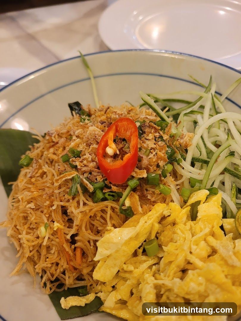 Noodle Dish with Egg and Cucumber