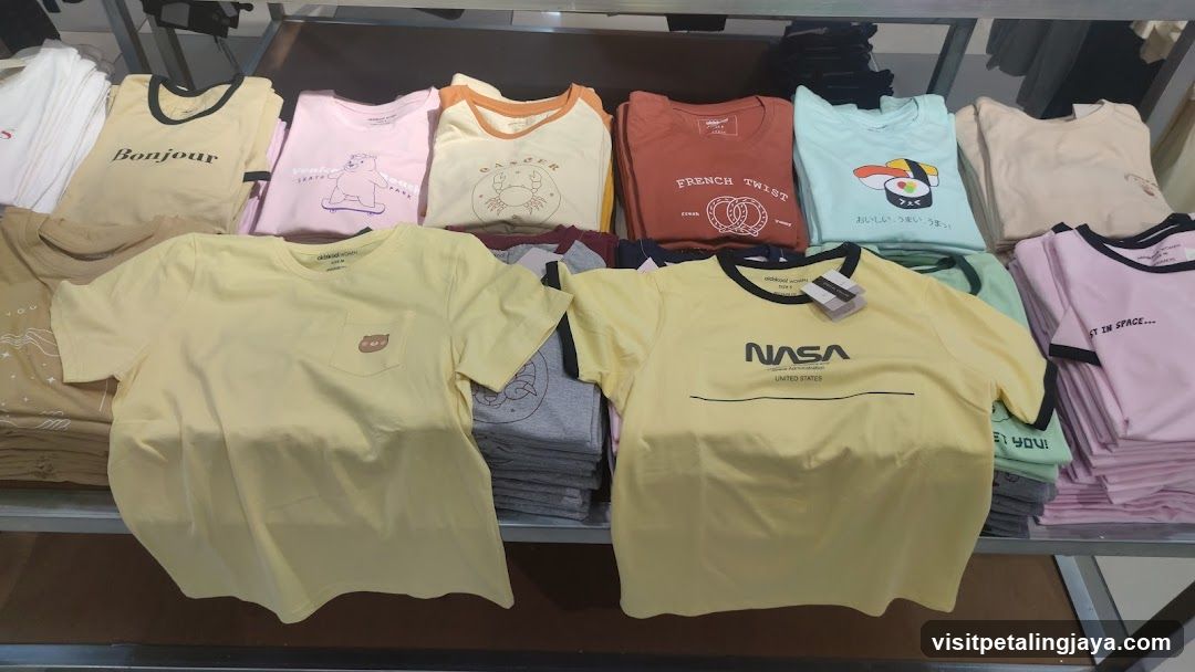 T-shirt Display Shelf