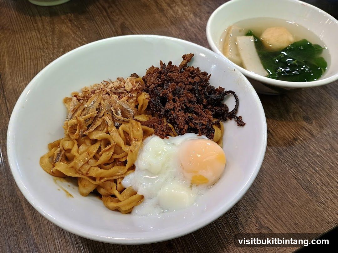 Noodles with Egg and Soup