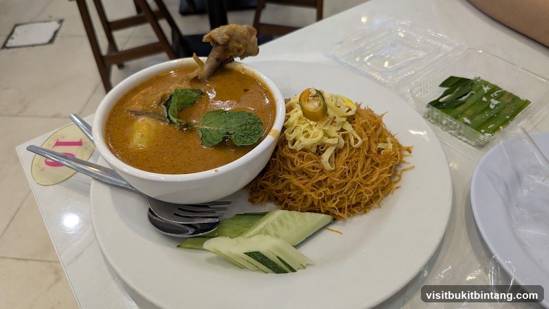 Curry with Noodles and Chicken