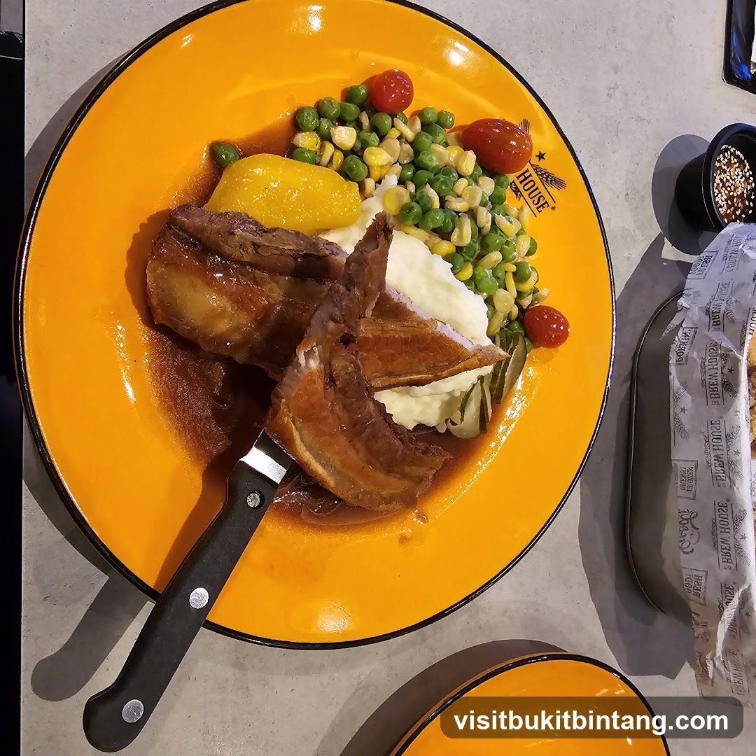 Pork Ribs with Mashed Potatoes and Vegetables