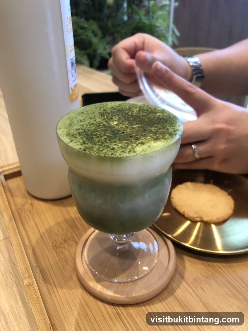Matcha Drink with Cookie