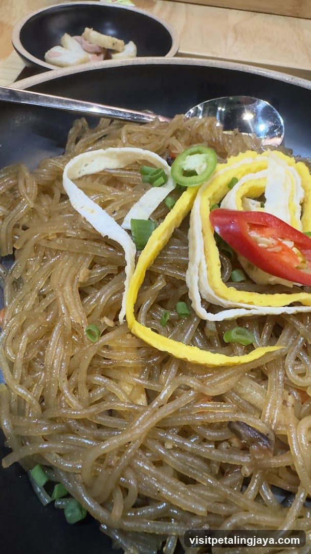 Stir-fried Glass Noodles with Egg and Chili