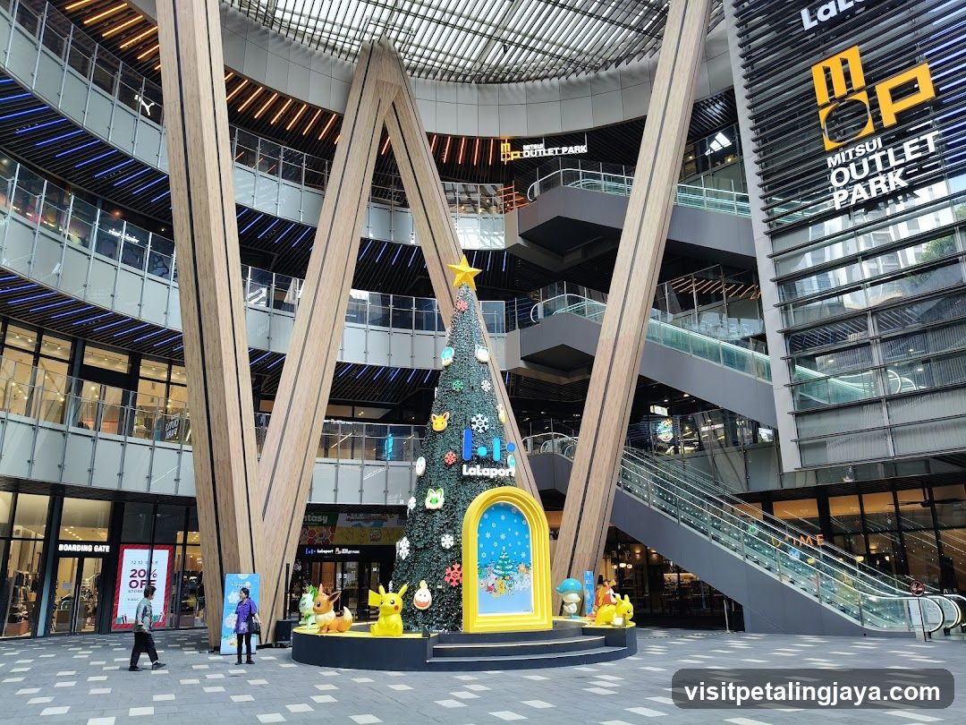 Mitsui Outlet Park Christmas Display