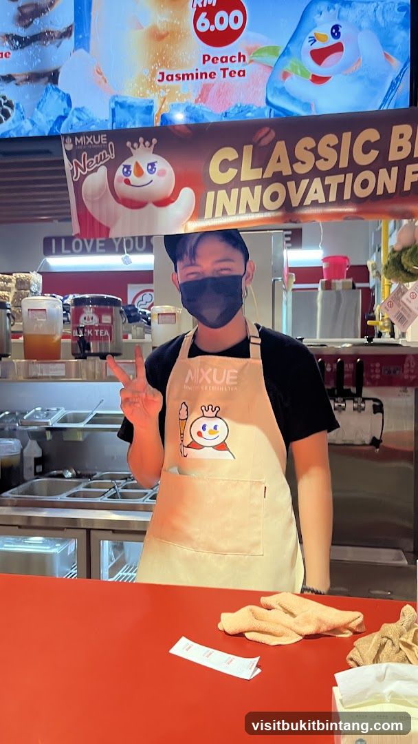 Staff at Mixue