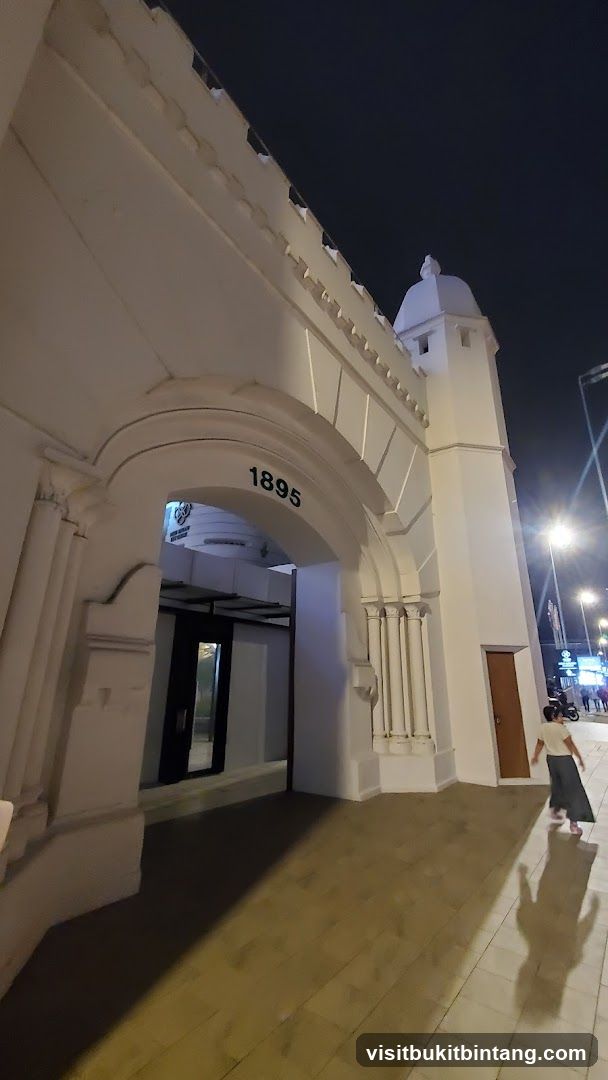 Gate Plaza (North entrance)