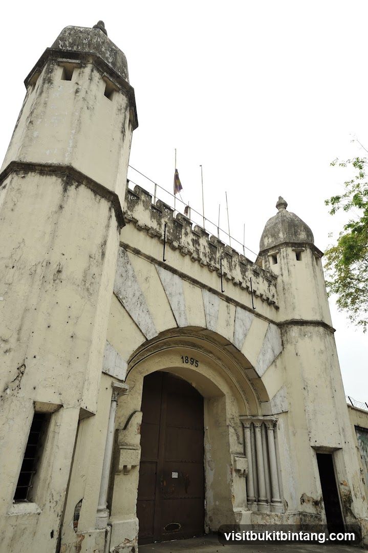 Gate Plaza (North entrance)