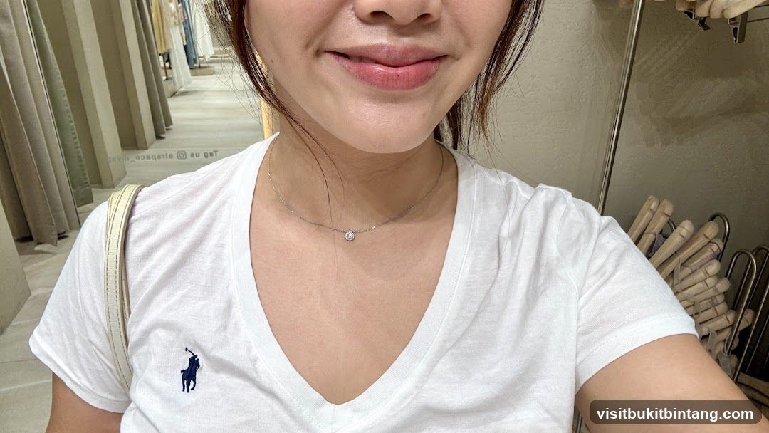 Woman wearing a white t-shirt with a necklace