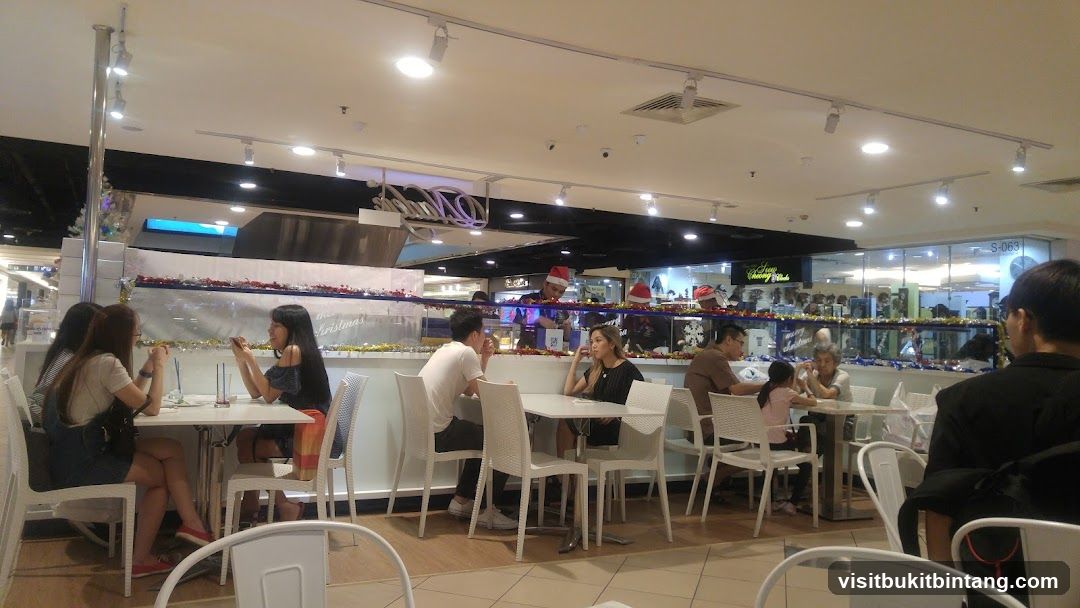 Diners at a cafe
