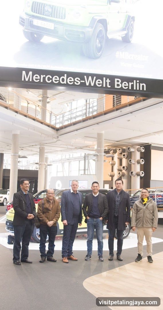 Mercedes-Welt Berlin Group Photo