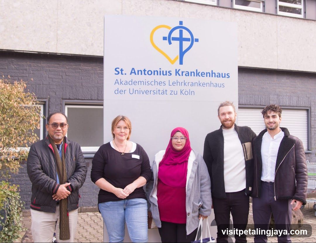 Group photo in front of St. Antonius Krankenhaus sign