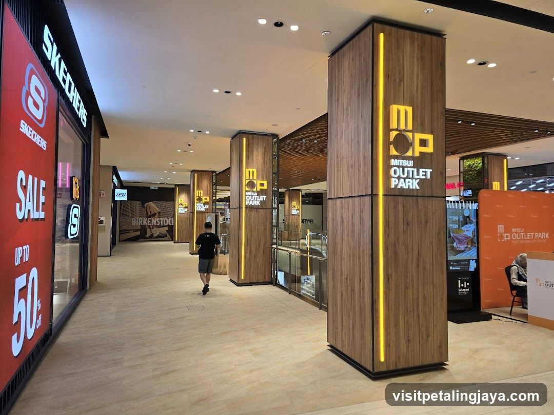 Mitsui Outlet Park Interior