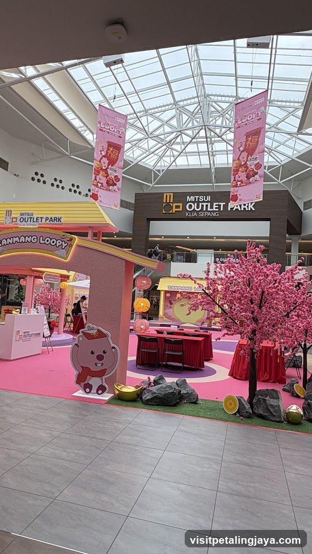 Mitsui Outlet Park Kuala Sepang Interior Display