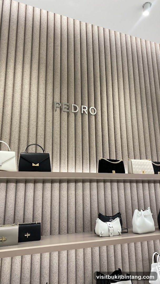 PEDRO Handbags Display