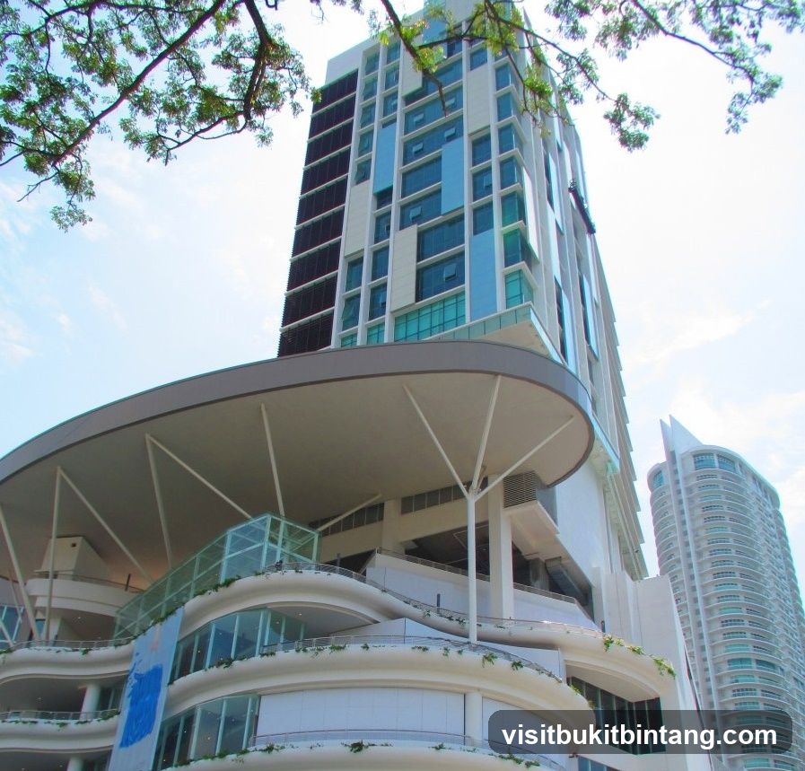 Modern High-Rise Building with Curved Architecture