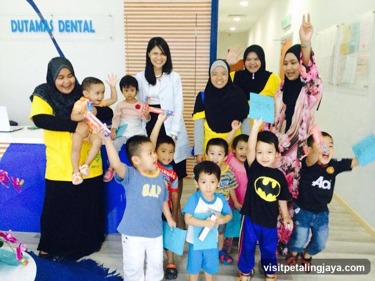 Group photo at Dutamas Dental clinic
