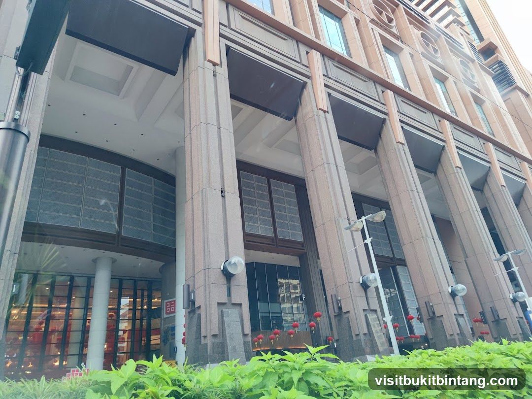 Uniqlo Storefront