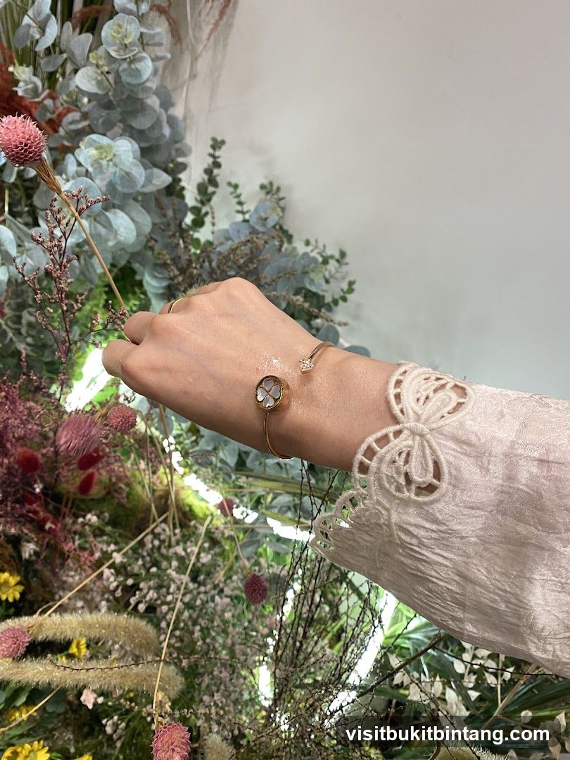 Bracelet with floral motif
