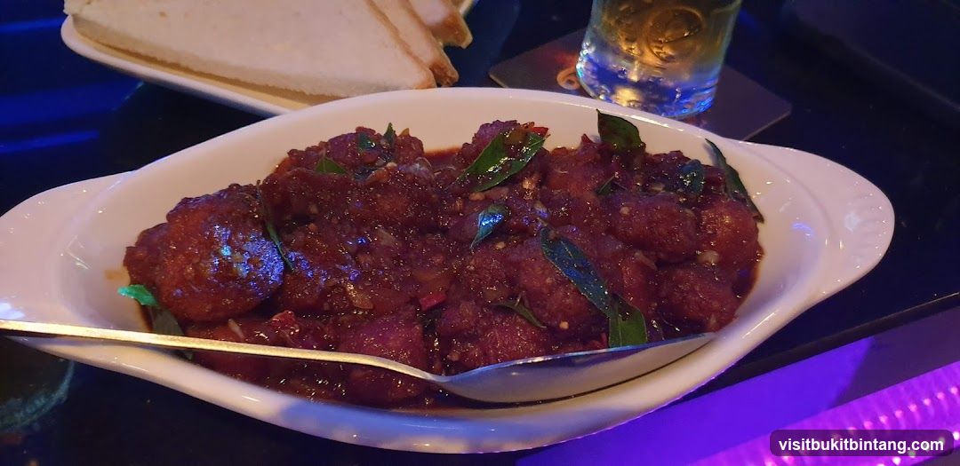 Spicy Chicken Dish with Toast and Drink