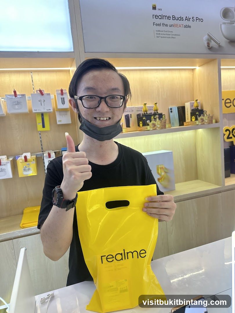 Man holding a yellow shopping bag with a thumbs up