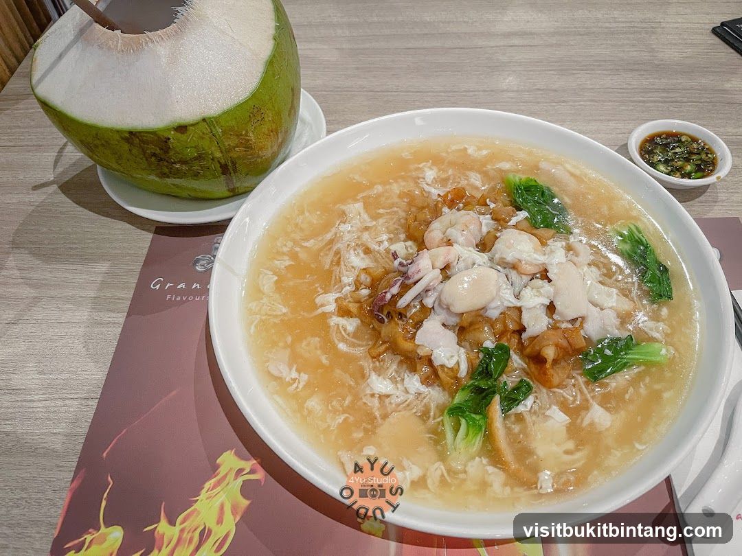 Seafood Noodles with Coconut