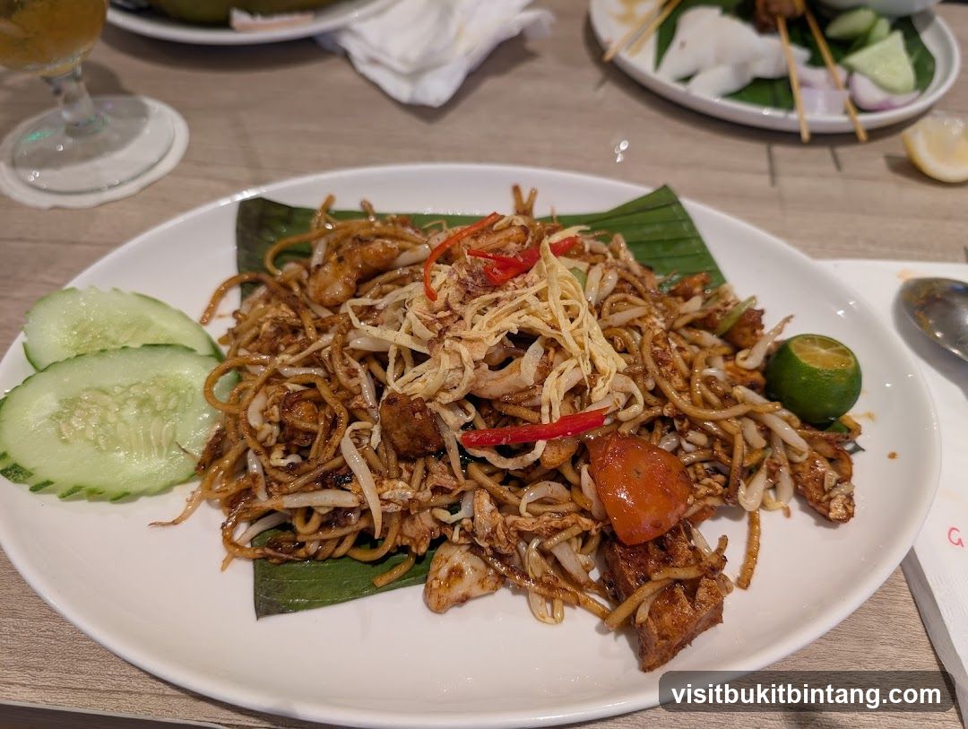 Noodles with garnishes