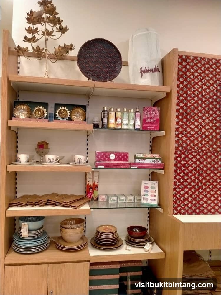 Home Decor and Tableware Display