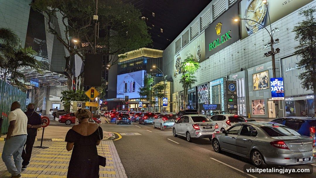 Night street scene with shopping mall and traffic