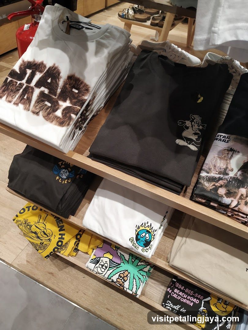 T-shirt Display Shelf