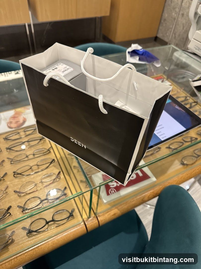 Shopping Bag with Eyeglasses Display