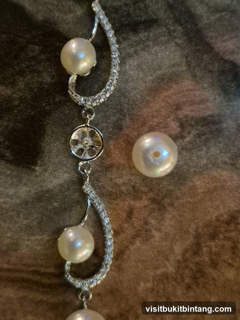 Pearl and Diamond Necklace Detail
