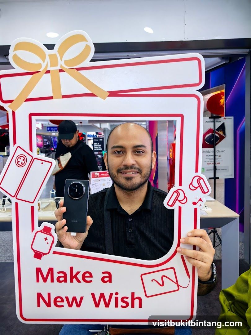 Man holding a Huawei phone in a gift-shaped frame