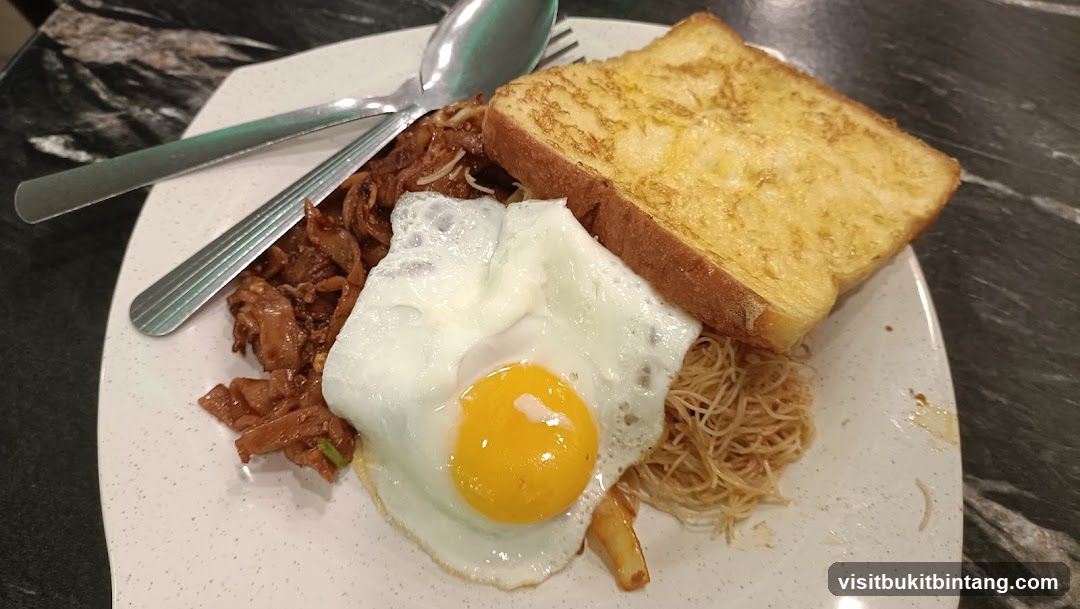 Fried Noodles with Egg and Toast