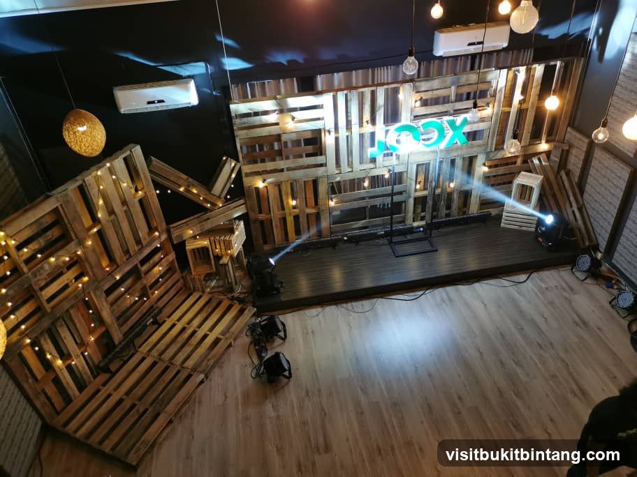 Stage with Pallet Decor