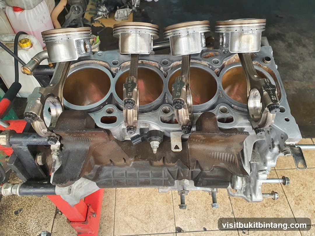 Engine Block with Pistons and Connecting Rods