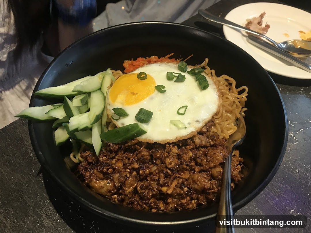 Noodles with Fried Egg and Minced Meat