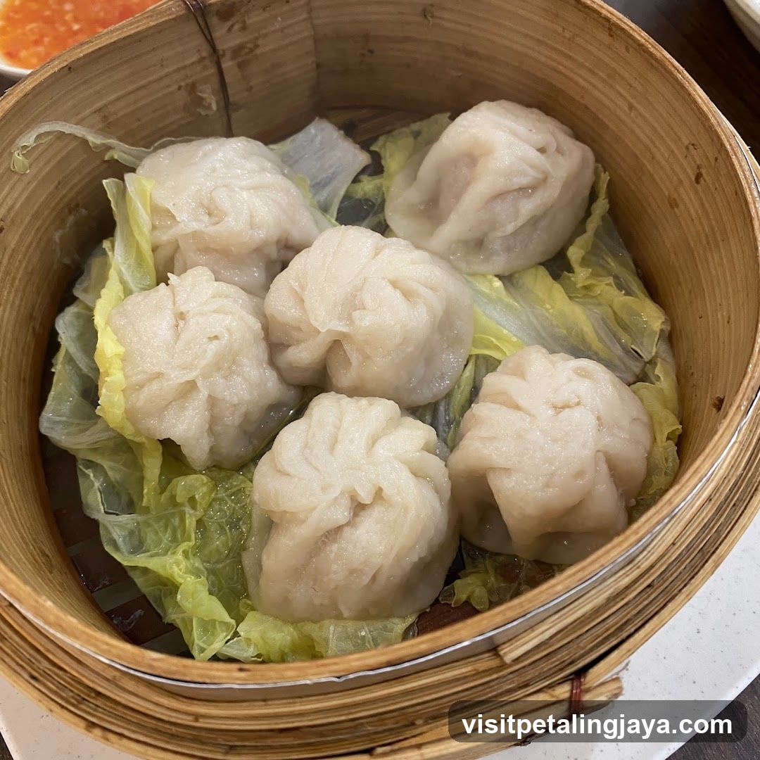 Steamed Dumplings in Bamboo Steamer