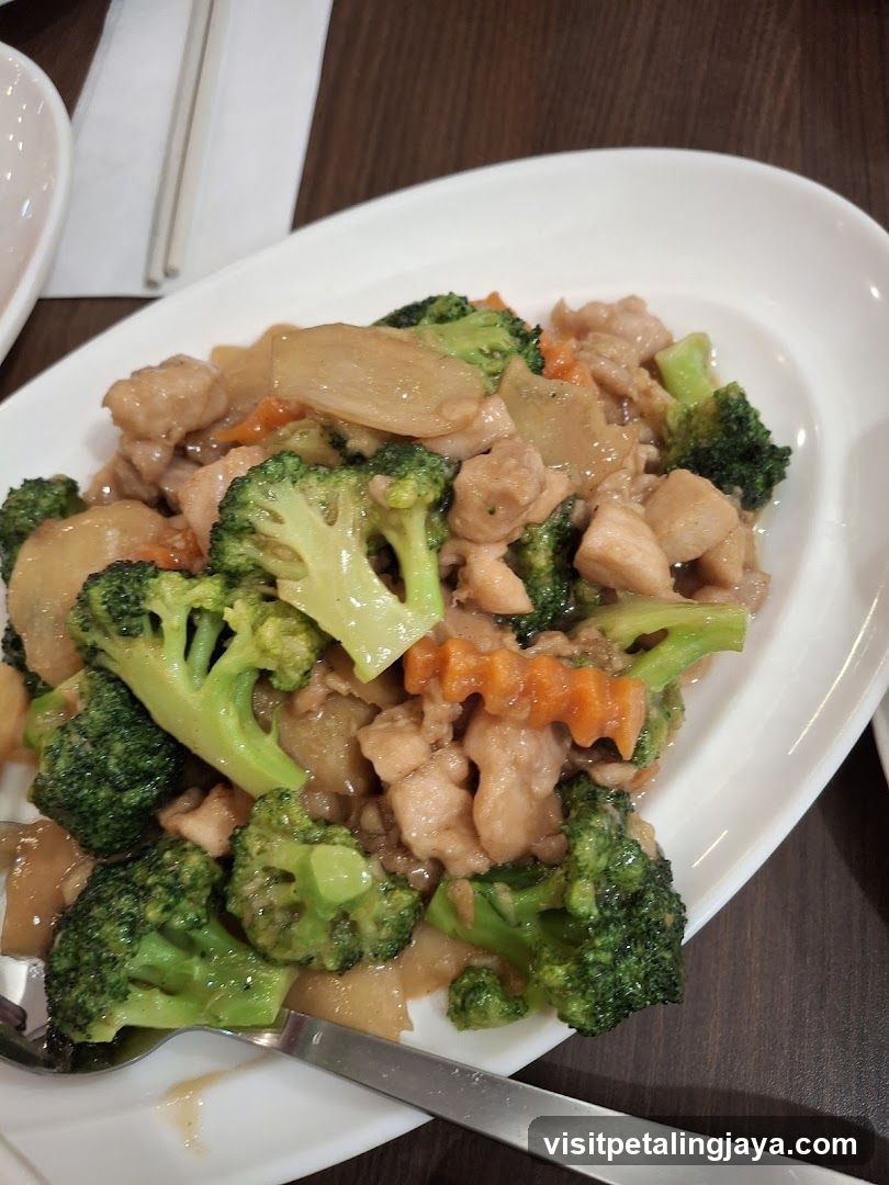 Stir-fried Chicken with Broccoli and Carrots