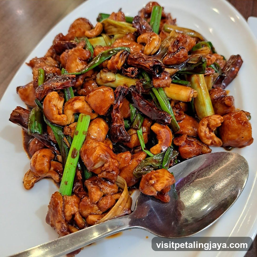 Stir-fried Chicken with Cashews and Green Onions