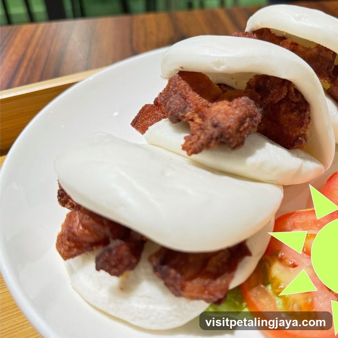 Braised Pork Buns with Tomato Slices