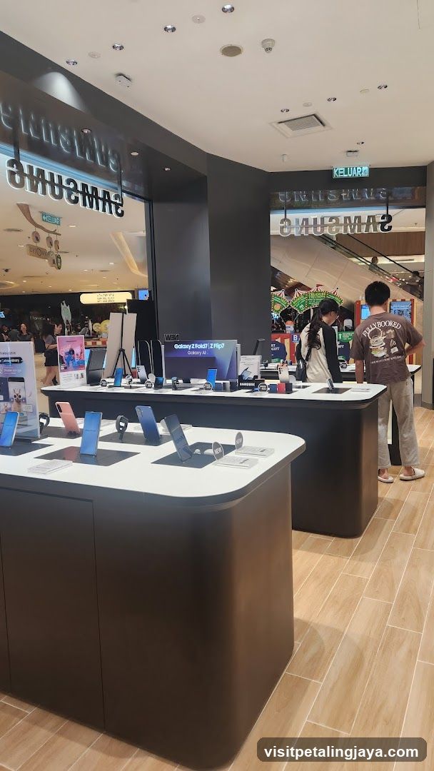 Samsung Store Interior Display