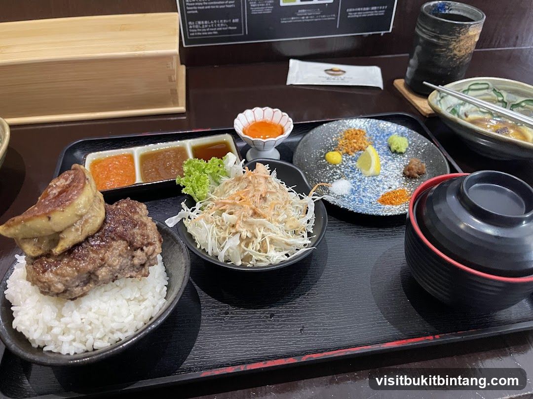 Hamburger steak with foie gras and rice