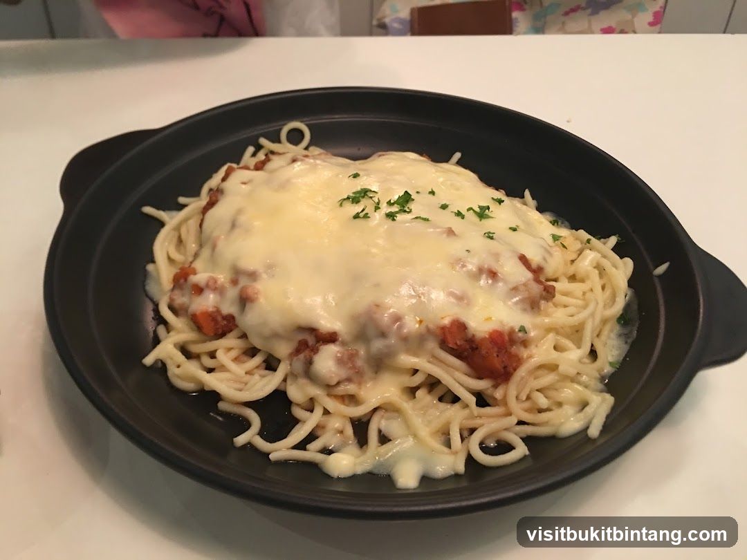 Spaghetti with Cheese and Meat Sauce