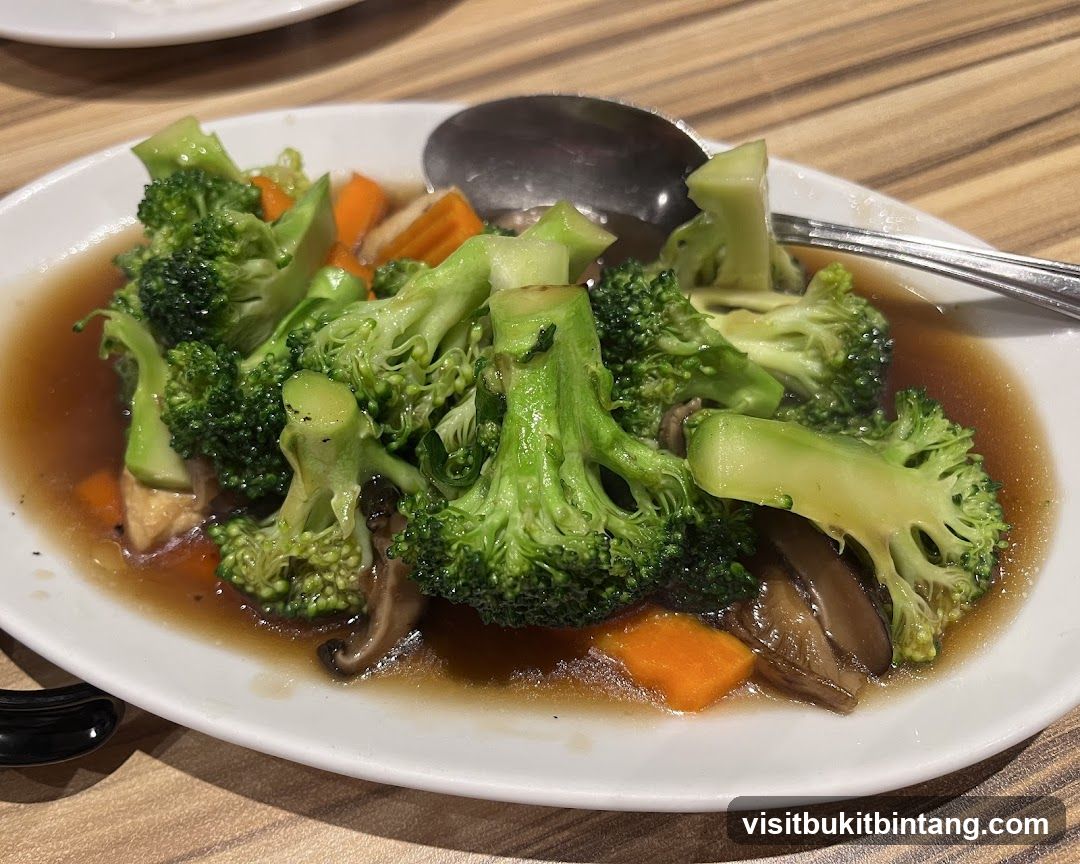 Stir-fried Broccoli with Carrots and Mushrooms